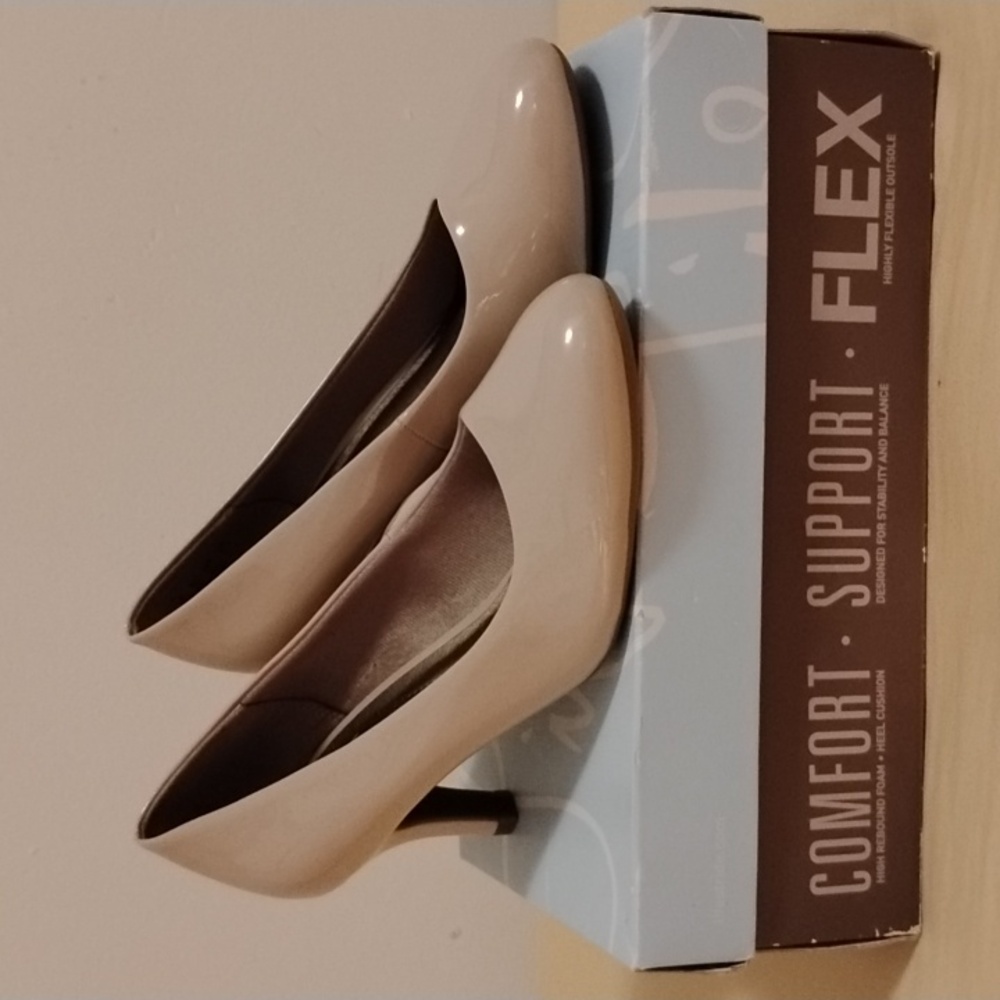 Life Stride Parigi Pumps Taupe Size 7 1/2 Wide NIB - Picture 2 of 5